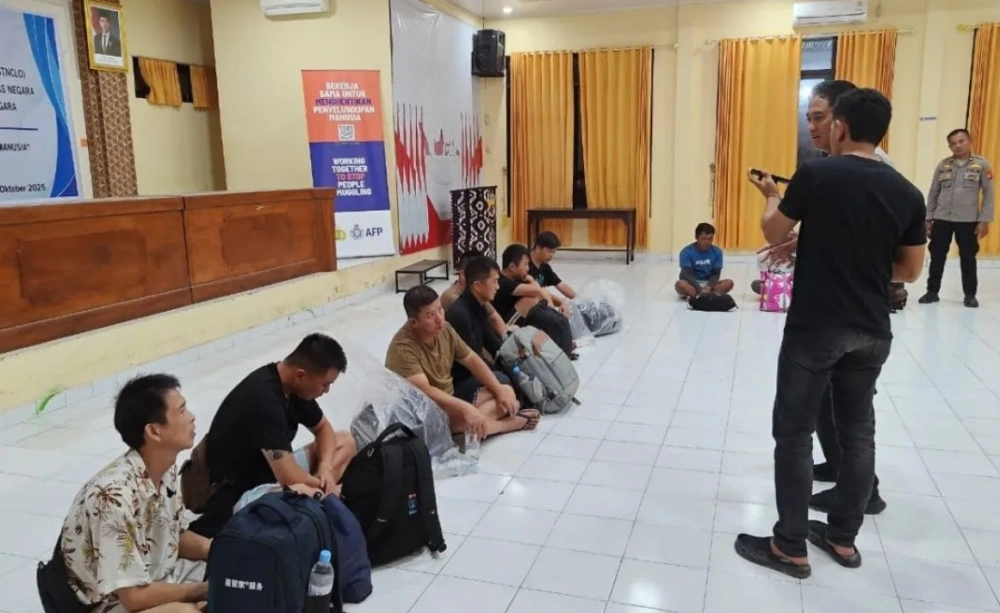 Penyidik Polres Rote Ndao mendata WNA China yang diduga imigran ilegal. [Dok. Polisi]